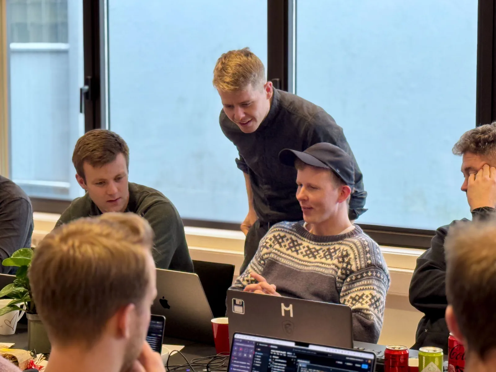 Peter Bull hjelper deltakere under en Databricks-workshop